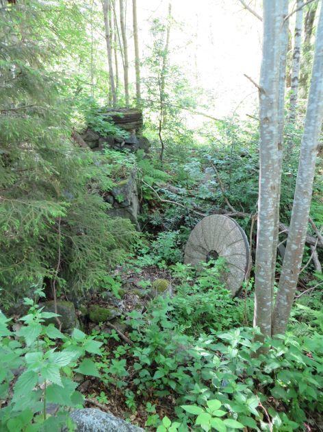 Detaljvägen (fägata som under 1700-talet blev landsvägen mot Kalmar). Lyckebyåns slingrande flöde som haft mycket viktig betydelse för ortens framväxt.