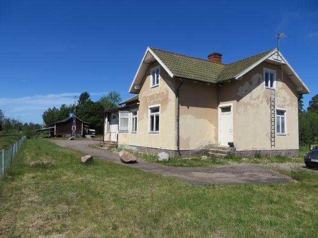 Intill järnvägsstationen, alldeles öster om Norra Lindåsgatan ligger en f.d. banvaktsstuga (1876) med tillhörande uthus (Emmabo 1:720).