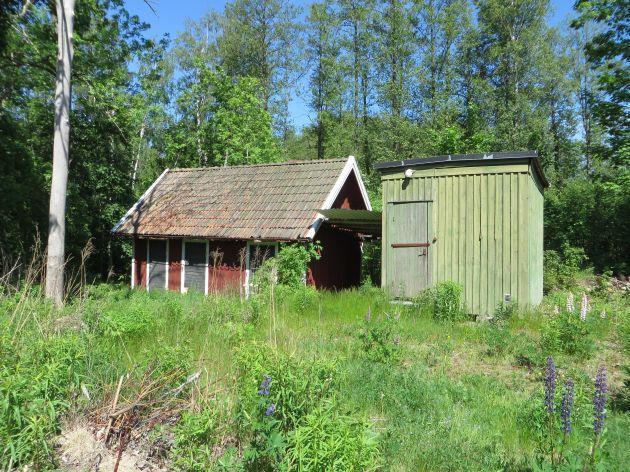 plats 1928. Huset var ursprungligen reveterat, men har idag röd träfasad.