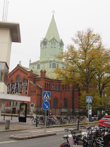 Gudstjänsterna hölls enbart på tyska fram till 1778 och efter 1831 hölls alla gudstjänsterna på svenska. Den äldre Caroli kyrka revs 1879 och ersattes med den som vi ser idag.