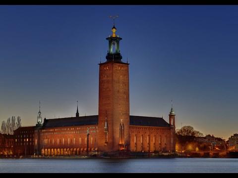 stadsmiljön i sin helhet. Viktigt är också att belysningen följer stadens rytm gällande dag och natt.