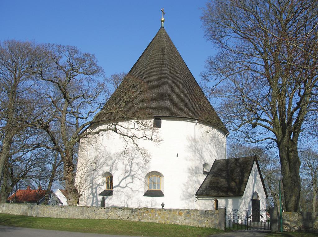 Fig. 1. Hagby rundkyrka i Småland. Här har man hittat inte mindre än 613 medeltida mynt när kyrkan grävdes ut 1965. Det är det största antal som har registrerats i en svensk landsortskyrka.