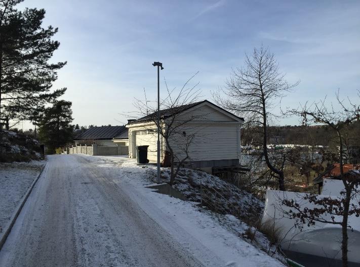 Därmed medges garage/uthus närmare gata jämfört med gällande detaljplaner.