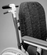 bild 8a Körbygel Separata körhandtag Rullstolen är normalt utrustad med hel körbygel (), bild 8b. Höjdjustering av körbygeln: - Fatta om körbygeln med ena handen.