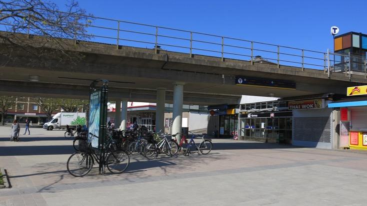 På torget finns idag enbart ett antal träd som löper runt det, ett fåtal bänkar och gatlyktor.