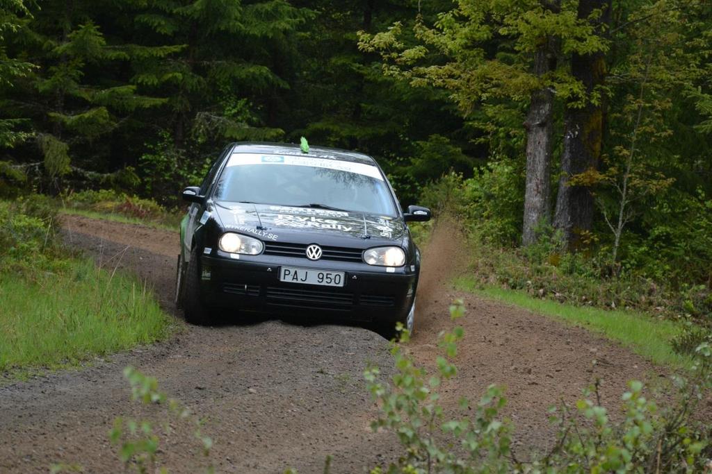 Carl Ryke och Joakim Amar, SS1 Inför starten på SS2 gled Carl Ryke upp jämsides med Thobias Svensson strax inne i tidskontrollen, och lät vänligt meddela, att Svensson nog hade smygpunka på höger bak.