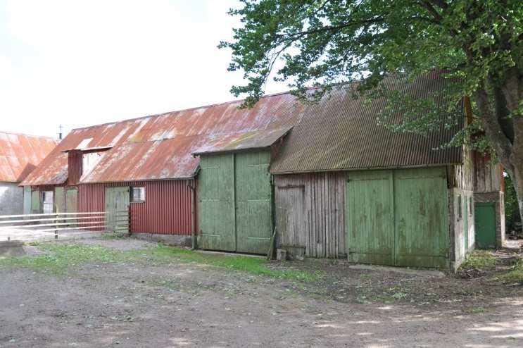 Garage/hönshus/förråd Ekonomibyggnad om ca 250 kvm byggnadsarea innehållande hönshus, förrådsutrymmen och dubbelgarage för bil/traktor. Garagedelen isolerad och med mursten, kraftuttag finnes.