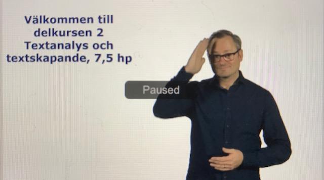 6. Resultat I delavsnitten redovisas de akademiska kännetecken som undersökts, vilka tas upp i följande ordning: Betydelsen av utförande och framställningssätt Icke-manuella signaler i
