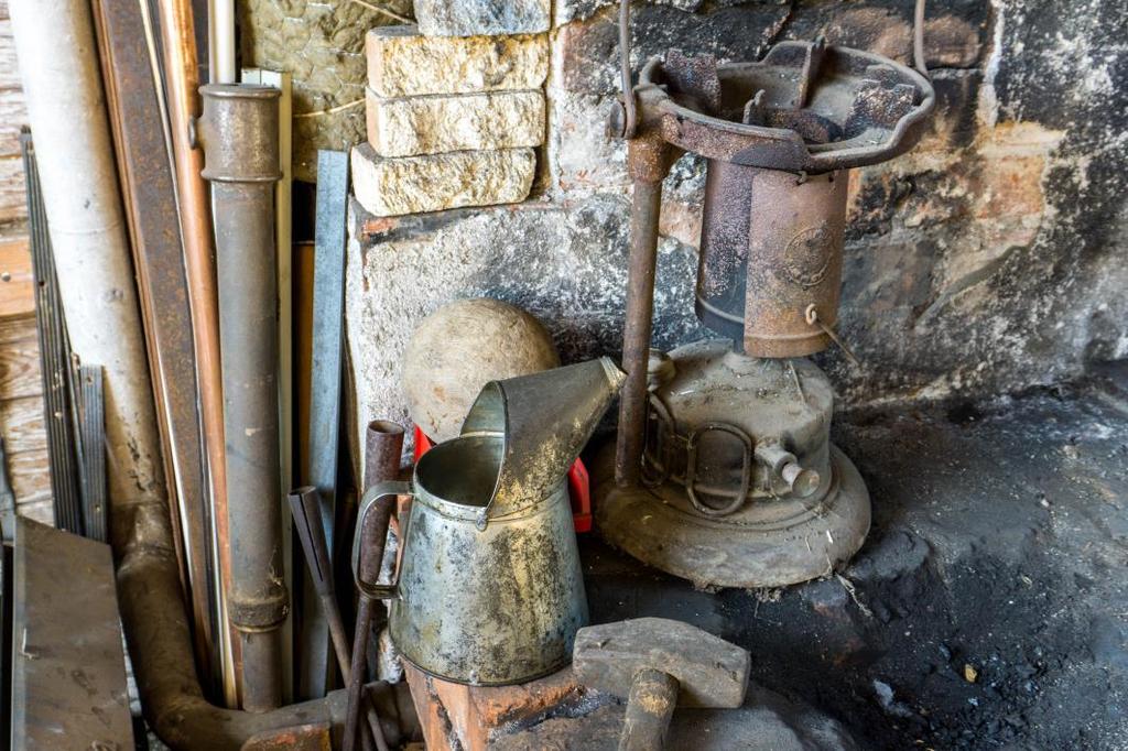 smältning av bly Foto: Kent Sjöström 2016 Fixering gjordes med olika metoder som gängning, svetsning eller lödning.