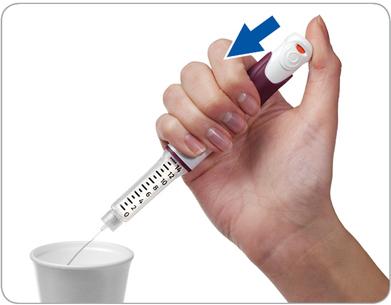 Steg 4 Tryck och håll injektionsknappen intryckt för att ta bort överflödig vätska Rikta nålen mot en lämplig behållare (såsom en pappersmugg eller näsduk) för att fånga upp vätskan som senare ska