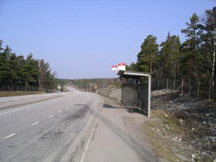 Busshållplats i riktning mot Vaxholm Busshållplats i riktning mot Stockholm 2.1.2 Infartsparkering Infartsparkeringen ligger i skogen innanför busslingan utmed Vaxholmsvägen.