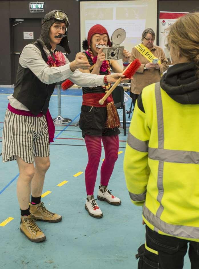 Cirkus Cirkör var där och spexade. De tog kort på olika besökare. Ibland tog de selfies med olika personer.