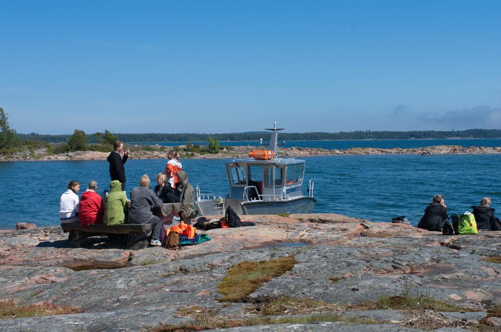 Nåtö A. Skärgården Översyn av anläggningar och städning av stränder vid rastplatser och grillar.