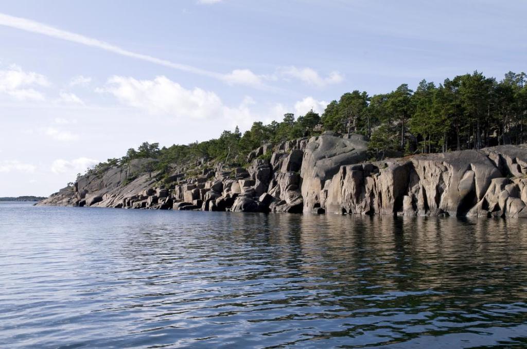 Svenstjälpa Översyn av området Den östra sidan av Svenstjälpa är en brant granitborg mot Delet Översyn av naturminnen 1. Källskärskannan Kökar 38/1925-2. Slånbestånd Mariehamn 15/1934-3.