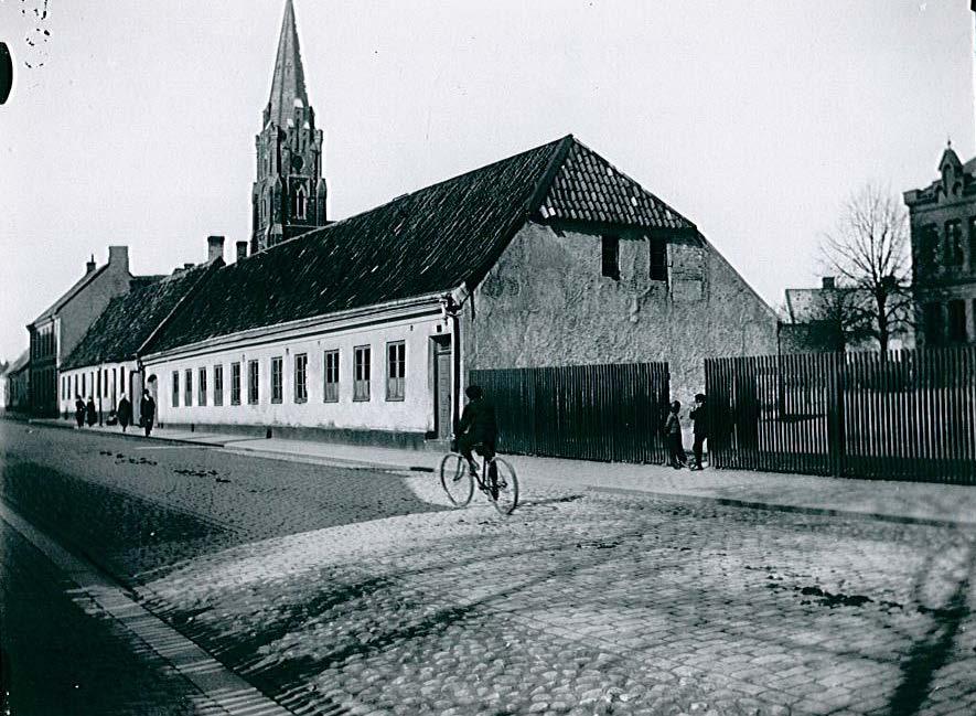 Figur 2. Bredgatan sedd från väster med Allhelgonakyrkan i bakgrunden och Lancasterskolan på kv Paradis 47 centralt i bild (Foto ur Kulturens LA-arkiv).