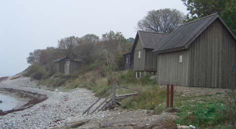 Fortfarande ligger befi ntliga gårdar och bostäder delvis dolda i träddungar, bakom häckar och buskage.