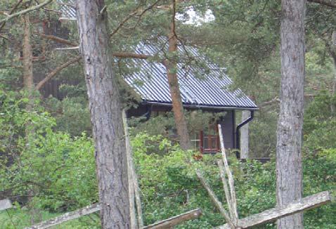 Placering Samtliga byggnader, även garage bör placeras indragna från gatan och den tomtsida som vetter mot naturområde. C. ODLINGSLANDSKAPET Några nya tomter föreslås öster om Kuse gård.