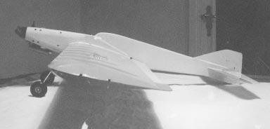 Modellen är delbar på så sätt att vingen skruvas fast med fyra M4-skruv sedan stöt-stången hakats i flapshornet.