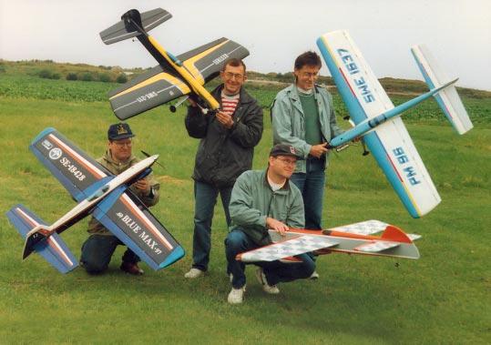 8 LINA 3/98 Windmill Cup 1998 Försenad fajt för fyra flygare! Femtonde upplagan av Windmill Cup genomfördes som planerat den 8:e augusti. Egentligen skulle tävlingen ha körts den 13:e juni, men pga.