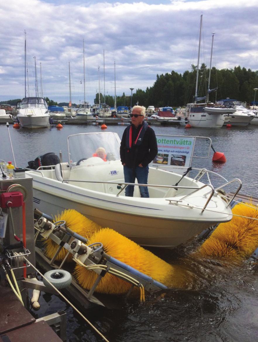 Fönster klubbhuset Efter installationen har vi nu både bättre utsikt över hamnområdet och mer ljus i klubblokalen. Ett stort tack till Karl Hedin som hjälp oss med fönster och material.