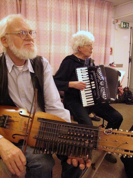 De lät lika bra som de brukar göra. Våra musikanter bjöd på några olika sorters äppelkakor och pajer med vaniljsås. Mums!