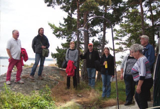 4 Henry Clay Eriksson förevisade sommar - stugans solvärmda dusch.