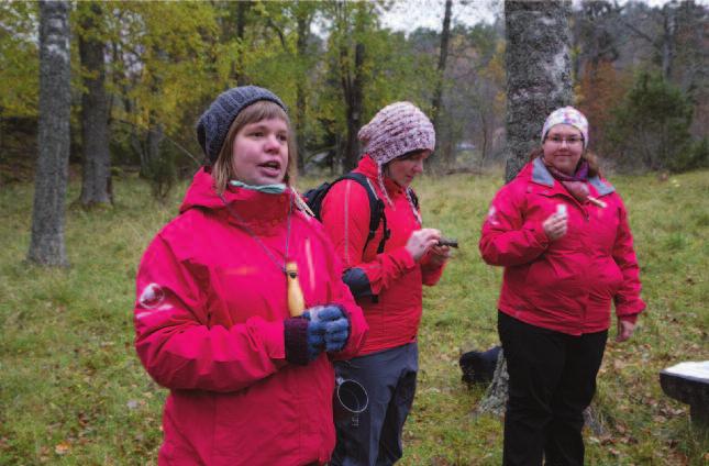 7 Naturskolan Utterns lärare bjöd på en doftcocktail för att fira 30-årsjubileet. Foto: Magnus Östman med att bygga upp vår ärde naturskolenhet, Åbolands naturskola.