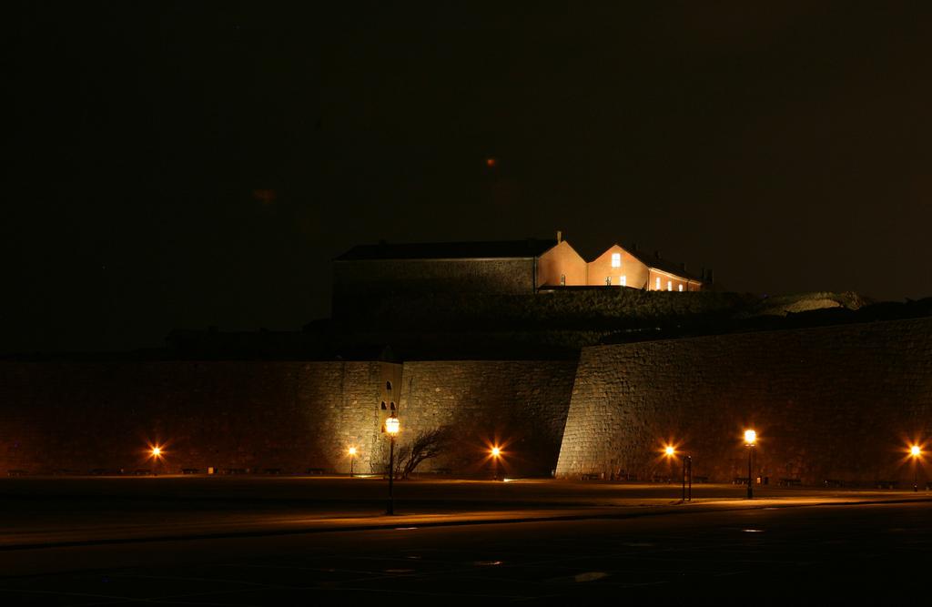 Foto omslag: Olof Thiel Varbergs fästning Bastionsmurarna är mörka och avskräckande som kontrast till värmen uppe vid borggårdsporten.
