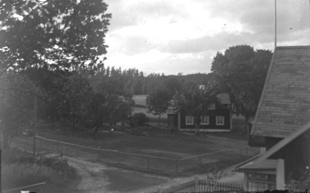 I Femsjö kyrkby fanns på 20-talet fem gårdar: Josua Anderssons (första gården på höger sida från Hallaböke sett), Gottfrid Jonssons (första gården till vänster sett från samma håll), Johannes