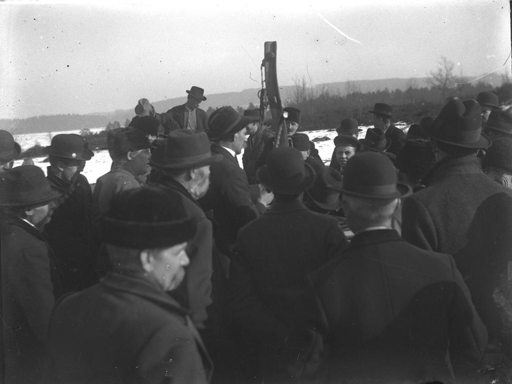 Enligt Evald Salomonsson är det från auktionen efter Karl Johnsson senvintern 1918, innan Johannes med familj