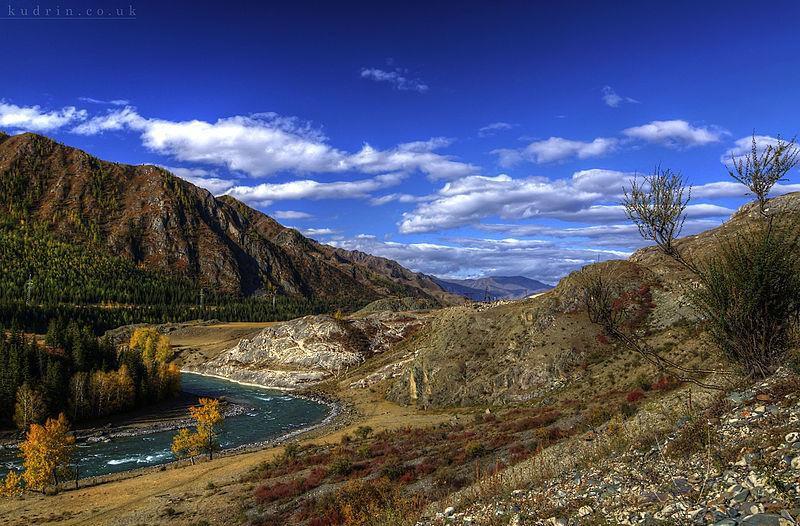 Mountains of Altai Vi vandrar genom den ålderdomliga byn Ulagan.