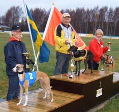 I den sista böjen gick Kaos om och spurtade i mål på kanontiden 32.17. 2:a, 6 hundradelar efter, kom Black Warrior, 32.23. 3:a blev Boss In Motion (5.98, box 1), som låg fyra ända fram till upploppet.