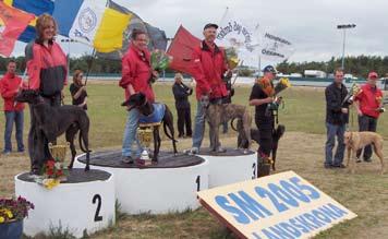 vann Chamsin, Almén, SHS, 32.67, före Lady Ilona, 32.86, och Cunnigunda, 33.06. My Leffler hade fyra tikar vidare till kvartsfinal! Bäst på sprint denna dag av Top Shot, som vann på 18.54.