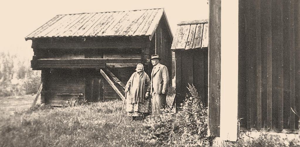 Krogen - Nytorp N58 09,356' E16 17,419' 1813 Jafsen i Kron med sin hustru framför loftboden Krogen är omnämnt som oskattlagt äldre torp i beskrivningen från 1780. Torpet brukades under huvudgården.