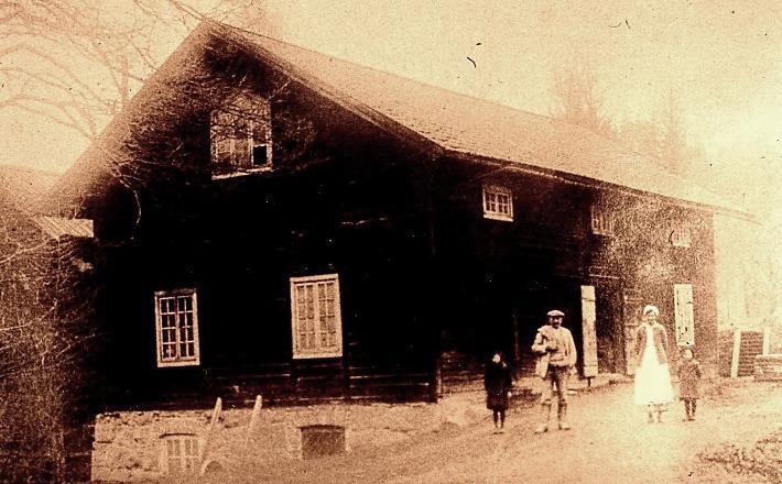 I Kvarntorpet bodde mjölnare Johan Larsson, f 1883 i Södermanland, och hustrun Alfrida Maria Gustavsson, f 1888 i Slaka, från 1914. De fick en son 1916 som dog dagen efter födseln.