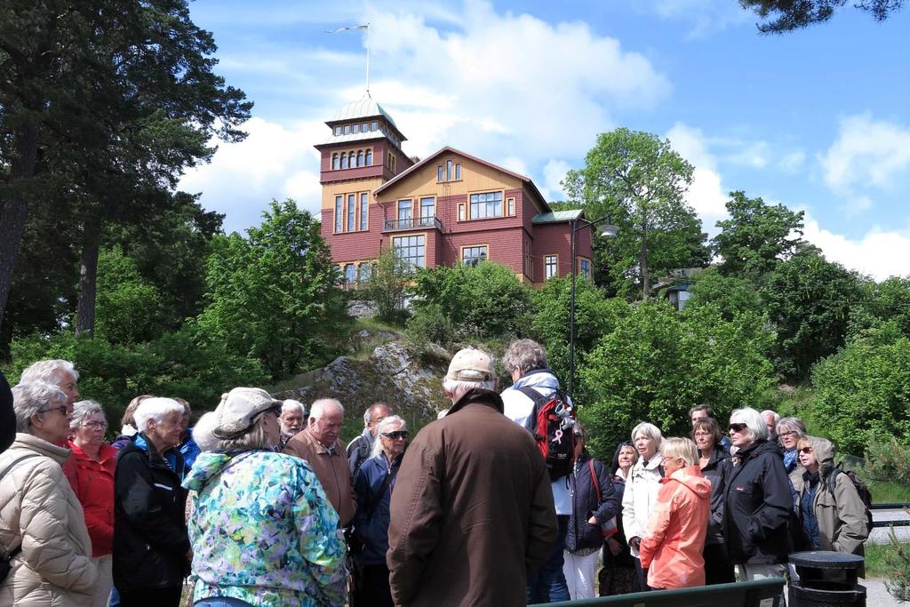 Dåtidens kungahus var återkommande gäster. För att lättare ta sig till Saltsjöbaden anlades också Saltsjöbanan mellan Slussen och Saltsjöbaden. Strax intill hotellet ligger Villa Lugnet, den s.k. Grünewaldska villan.