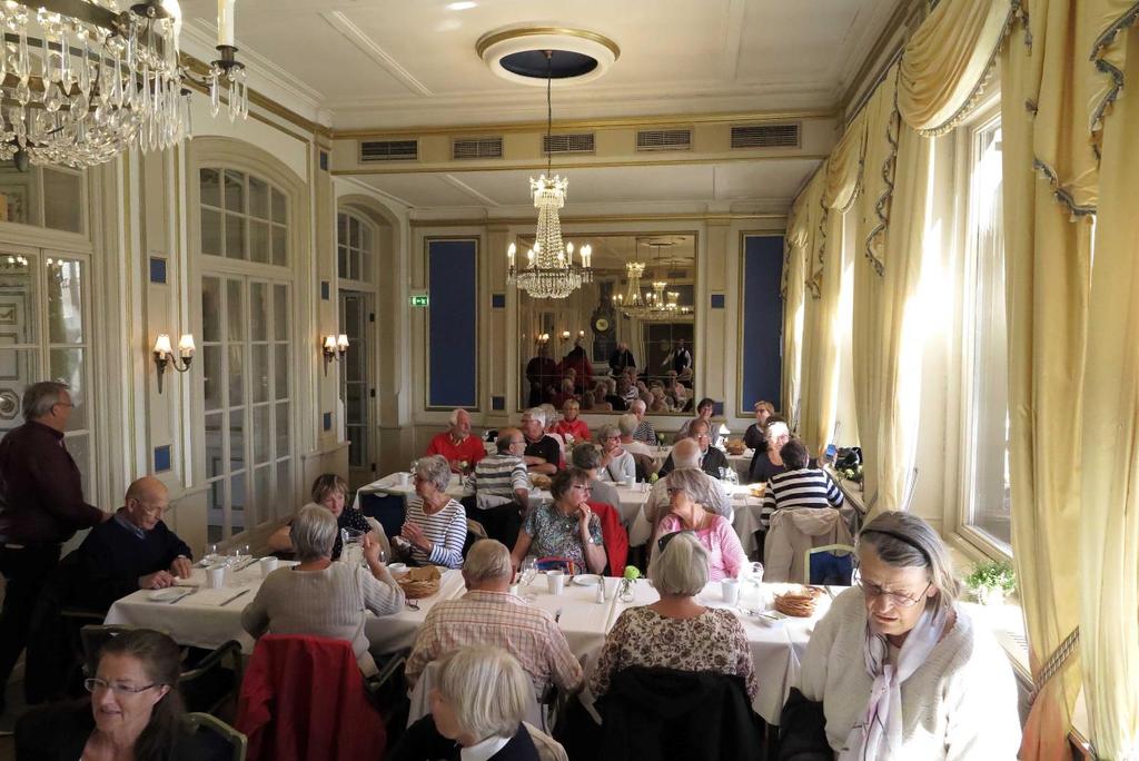 Lunch på Grand Hôtel Efter lunch gick vi ytterligare en promenad, passerade vi Vår Gård. Här uppförde Arthur och Ernest Thiel två vackra villor, varav villan Bikupan finns kvar.