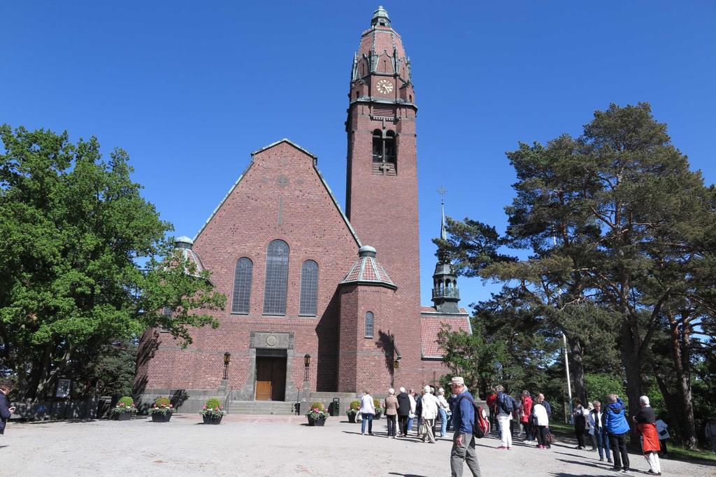 Uppenbarelsekyrkan I donationen ingick kyrkan, textilier, kyrksilver m.m. Boberg användes sig av rådgivare inom olika områden.