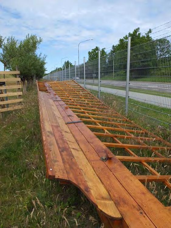 För att kunna trä vingparet genom kvarnaxelns huvud (även kallat spindel), sätts häckskedarna på den ena sidan på plats först efteråt.