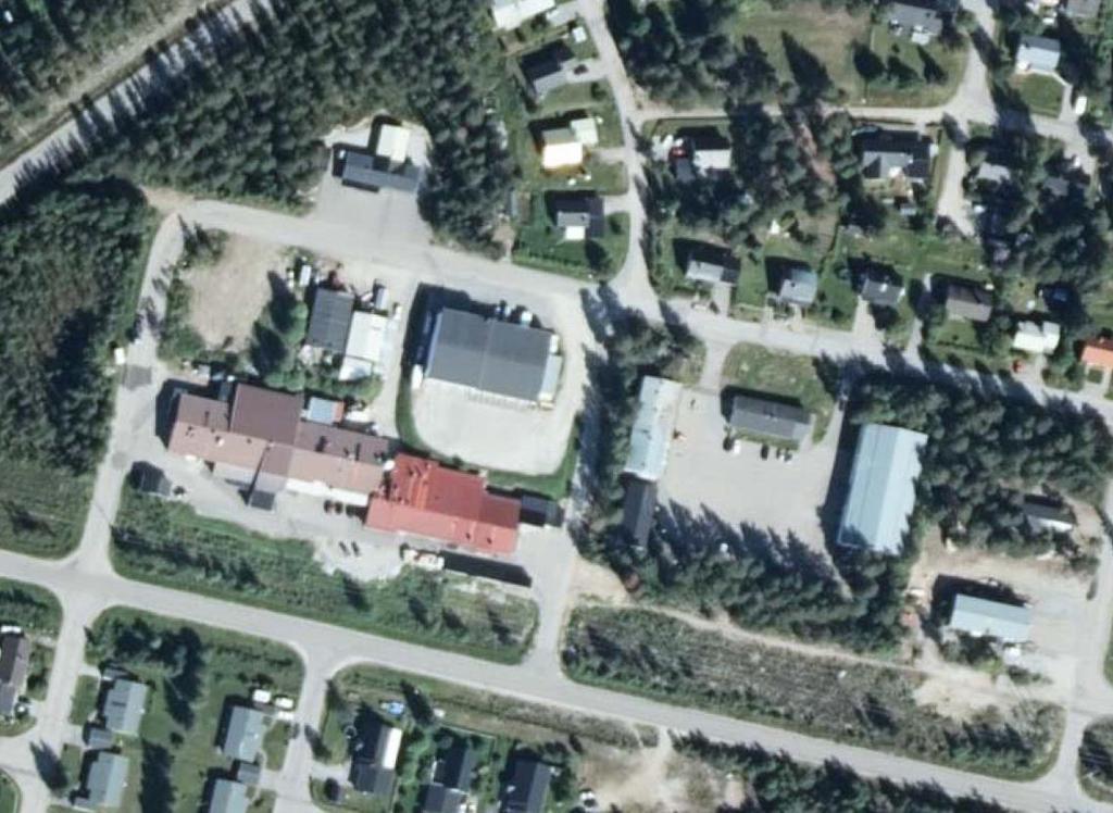 Figur 3. Flygbild över planområdet. Figur 4. Bild som visar befintlig slänt mot den norra fasaden.