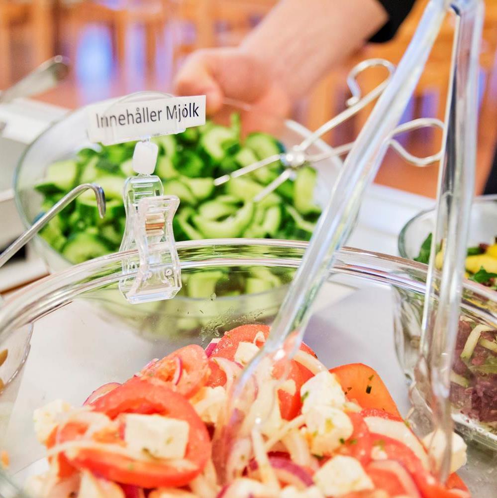 Att jobba i kök på Skola Tillagningskök Läs vikariepärm noggrant om serveringstider och rutiner.