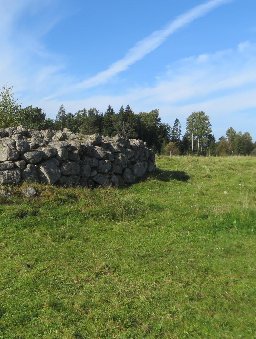 Ett av flera pampiga gravrösen som