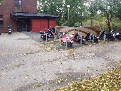 9 Figur 2-4 Högsätra skolas lärarparkering. Figur 2-5 Högsätra skolas mopedparkering. Leveranser Leveranser av mat och material till skolan sker via lastkaj bredvid lärarparkeringen söder om skolan.