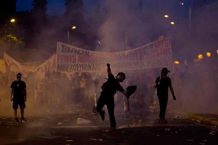 1 Arbetaren Grekland: Ilska efter uppgörelsen Daniel Wiklander Arbetaren 15/7 2015 Kravaller bröt ut i Aten på onsdagskvällen, i samband med demonstrationer mot regeringens uppgörelse med långivarna.