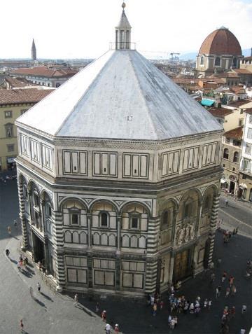 Vi promenerar till den berömda domen i Florens, Santa Maria del Fiore, som ritades av Arnolfo di Cambio och säte för den romersk-katolska