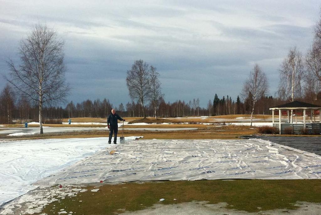 HANDBOOK TURF GRASS WINTER SURVIVAL VINTERTÄCKNING AV GREENER Användning av dukar för bättre vinteröverlevnad av greener Introduktion En del greenkeepers vintertäcker rutinmässigt sina greenerna för