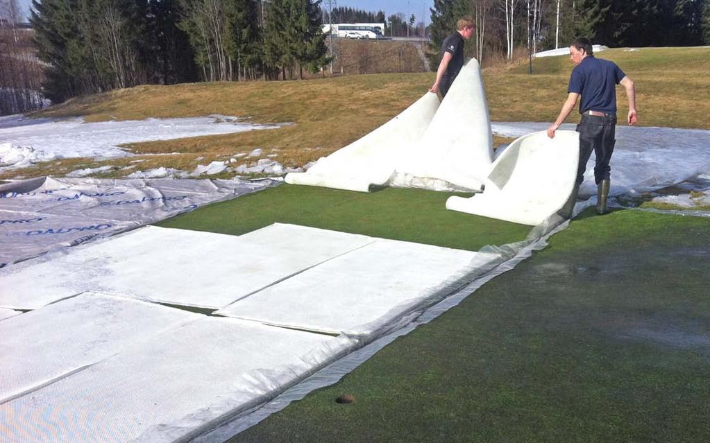 En speciell textil användes för att skapa luftlager (18 mm) mellan plast och greenyta. Här blir den borttagen från ett demonstrationsprojekt på Miklagard golfbana i Norge.