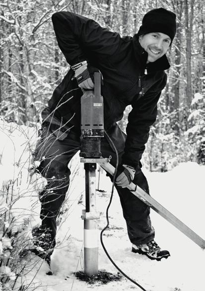 De monteras med hjälp av vår specialutvecklade maskin som har extremt högt vridmoment. Den klarar till och med att montera skruv när det är tjäle i marken.