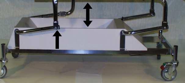 Vid reglering av traktions- / dränage-läget finns klämrisk mellan dynans ram och liggplansram (se pil).