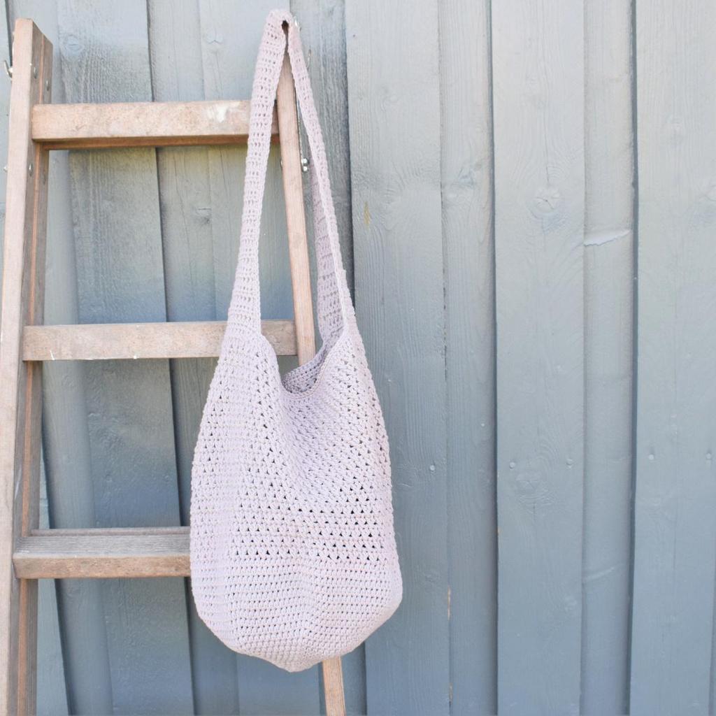 Sommar shopper Materialer: Virknål nr. 5 Go Handmade Cosy Maskmarkör Köp garn och tillbehör här: http://shop.hobbii.se/sommar-shopper Mått: Mätt plant, Ca. 35 cm bred, Ca. 39 cm djup och Ca.